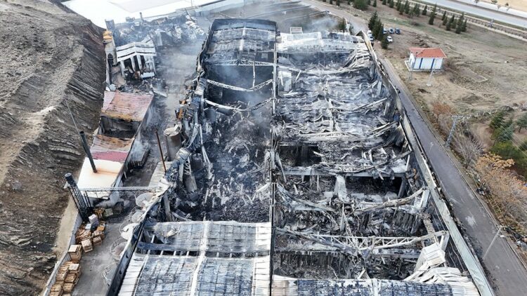 Kimya fabrikasındaki yangın madeni yağ bölümünden çıkmış