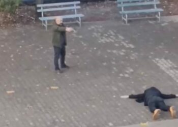 Kızına şantaj yapan kişiyi okul bahçesinde tabancayla rehin aldı
