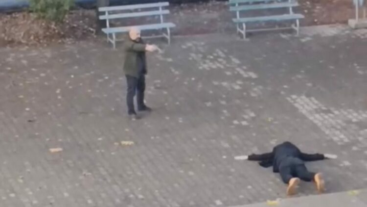 Kızına şantaj yapan kişiyi okul bahçesinde tabancayla rehin aldı