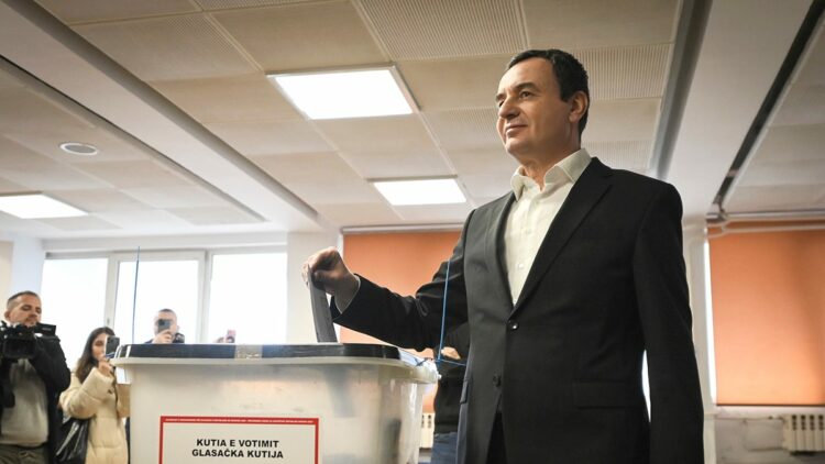Kosova'daki erken genel seçimi mevcut Başbakan Kurti kazandı