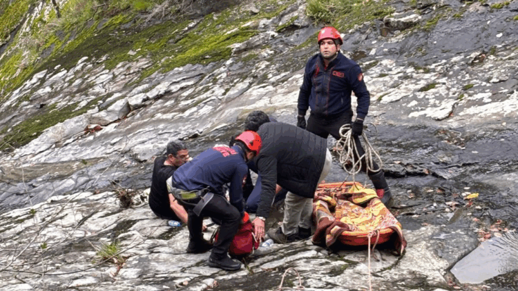 Köy muhtarı, 30 metre yükseklikten düşüp yaralandı
