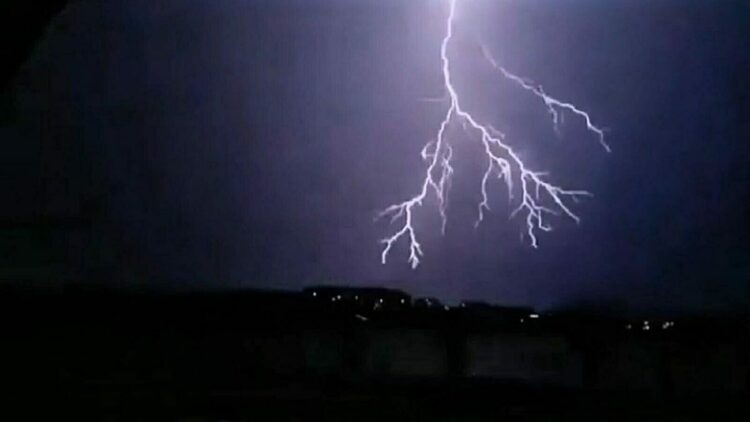Kuşadası'nda geceyi şimşekler aydınlattı