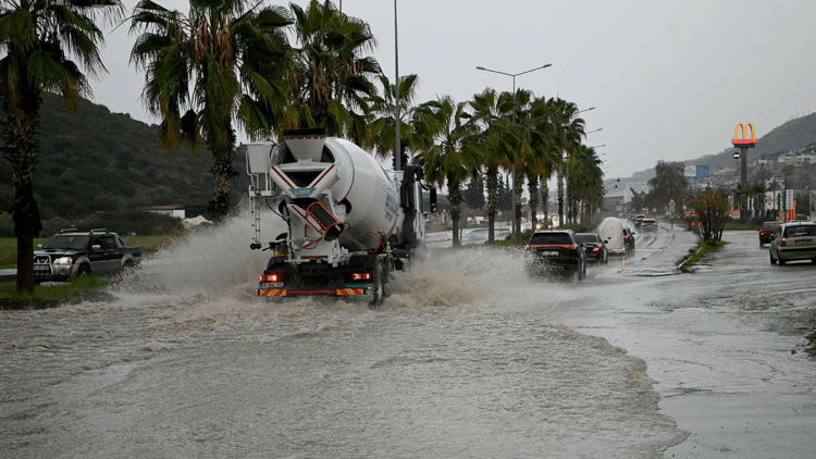 Kuşadası'nda sağanak yağış yaşamı olumsuz etkiledi
