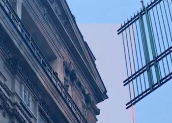 Louvre Müzesi'nin pencerelerine demir parmaklıklar yerleştirildi