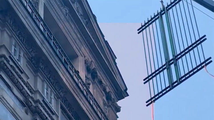 Louvre Müzesi'nin pencerelerine demir parmaklıklar yerleştirildi