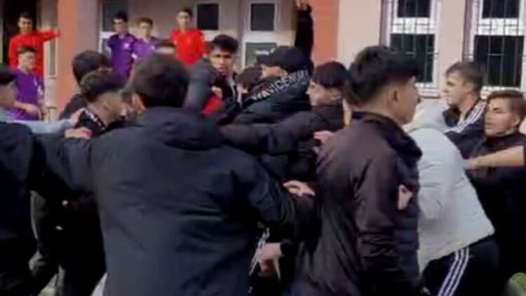 Liseler arası futbol turnuvasında öğretmen darbedildi; 2 öğrenciye gözaltı