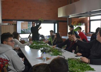 Liseliler, gıda krizine karşı yenilebilir otları tanıyor
