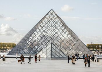Louvre Müzesi'nde su sızıntısı: Yüzlerce kitap hasar gördü