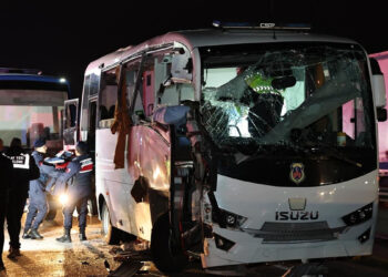 Merzifon'da mahkum taşıyan midibüs kazaya karıştı; 23 yaralı