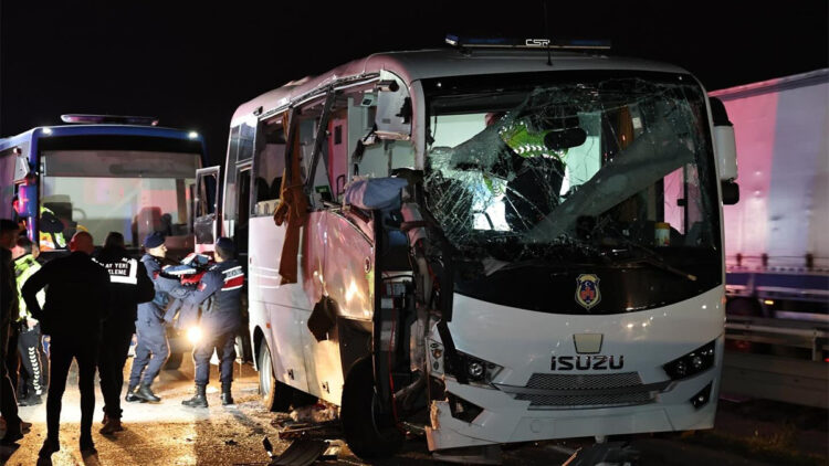 Merzifon'da mahkum taşıyan midibüs kazaya karıştı; 23 yaralı