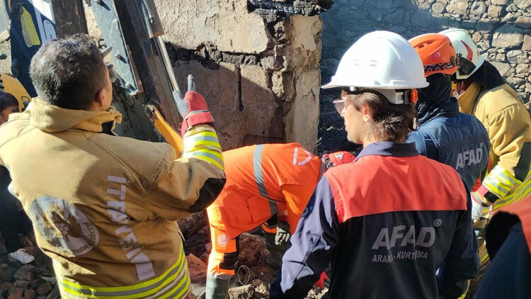 Evi yanan Türkan Büke'nin enkazda cansız bedenine ulaşıldı