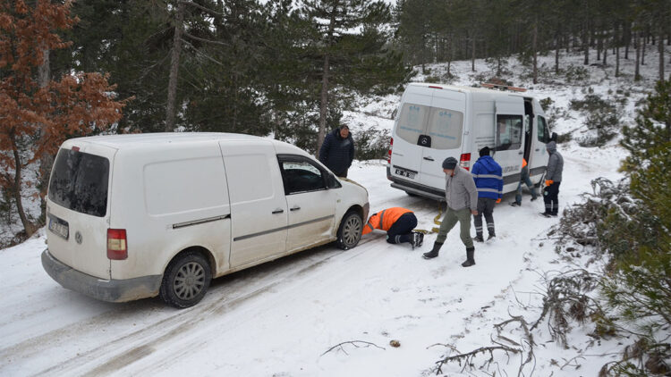 Manisa’da karda mahsur kalan avcılar kurtarıldı