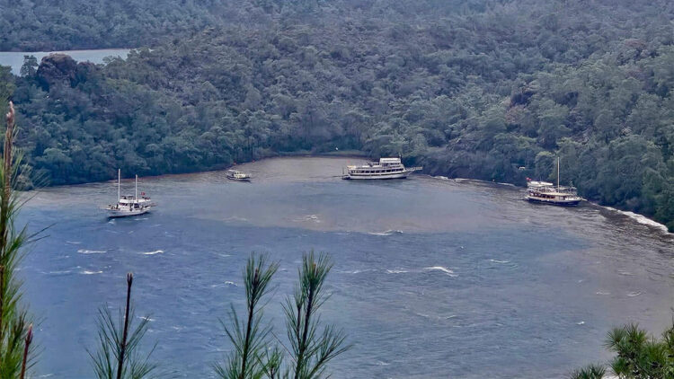 Marmaris'te fırtına; 3 gezi teknesi karaya oturdu