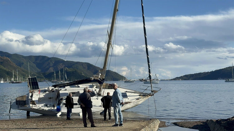 Fırtına nedeniyle karaya vuran tekneler güvenli bölgelere taşındı