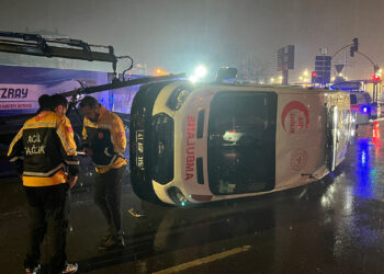 Minibüs ile hasta taşıyan ambulans devrildi; 6 yaralı