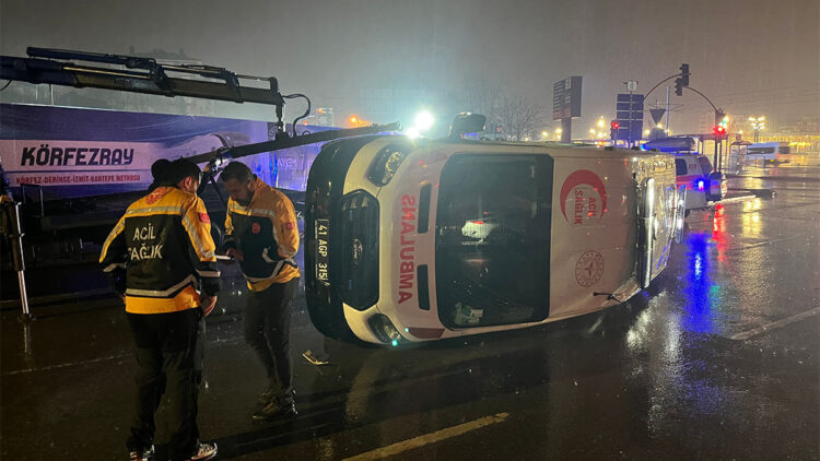 Minibüs ile hasta taşıyan ambulans devrildi; 6 yaralı