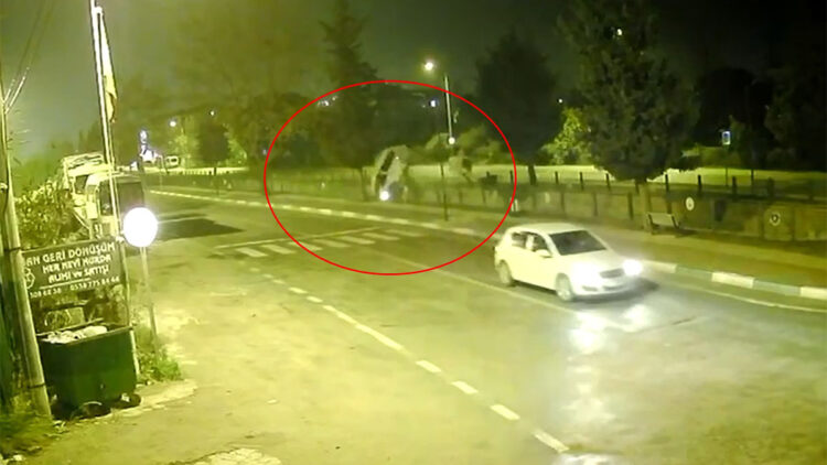 Minibüsün dereye uçtuğu kaza kamerada