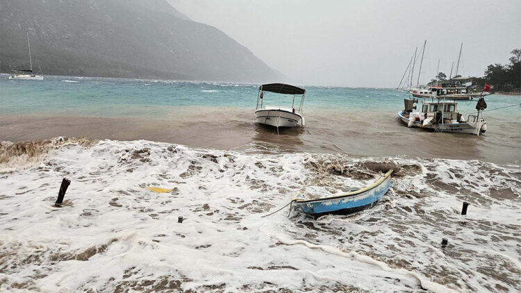 Akbük Koyu'nda kuvvetli fırtına; İskeleler yıkıldı