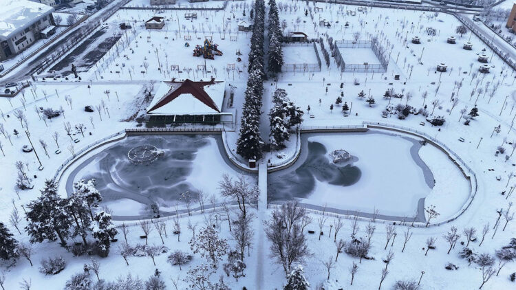 Muş'ta dondurucu soğuk; Karasu Nehri dondu