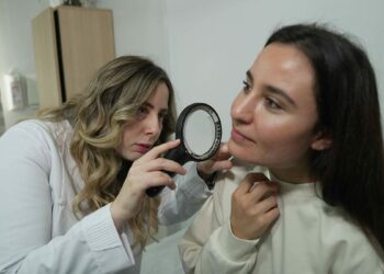 Makyaj, hormonlar ve beslenme yetişkinlerde akne alarmı veriyor