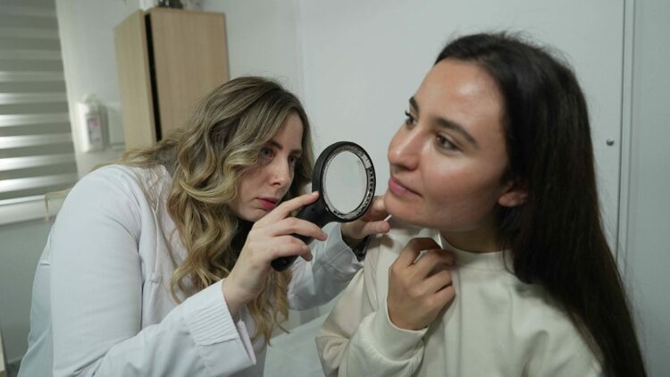 Makyaj, hormonlar ve beslenme yetişkinlerde akne alarmı veriyor