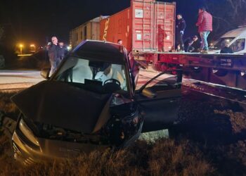 Malatya'da yük treni otomobile çarptı: 5 yaralı