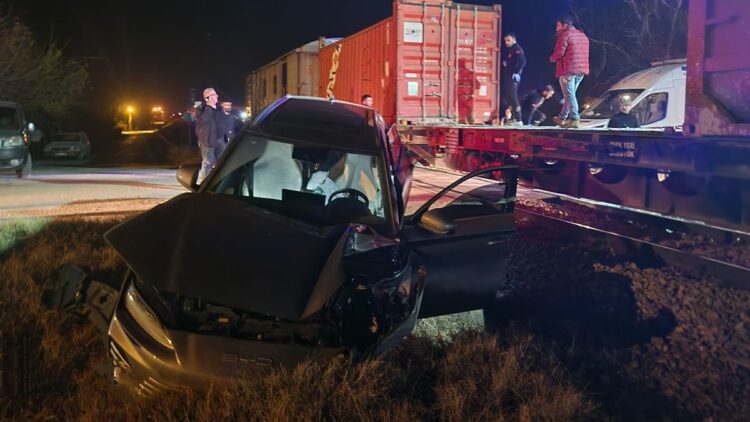 Malatya'da yük treni otomobile çarptı: 5 yaralı