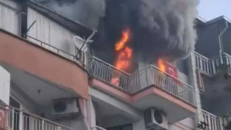 Manisa'da evde yangın; 3 kişi dumandan etkilendi, 6 kedi öldü