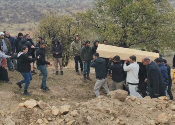 Mardin'de 3 aracın karıştığı kazada ölen 4 kişi toprağa verildi
