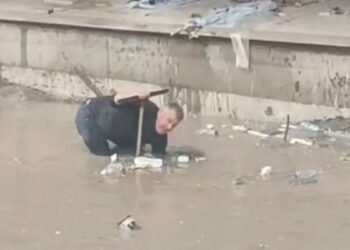 Mardin'de sağanak nedeniyle cadde ve sokaklar göle döndü