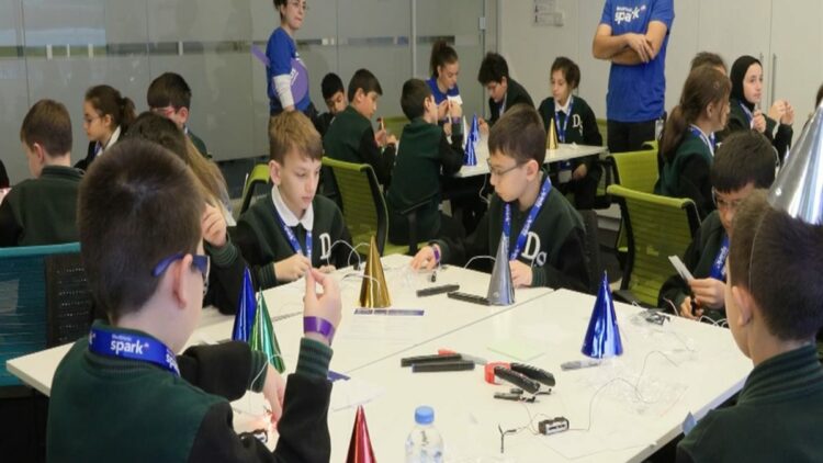 Medtronic Spark, Türkiye’de Darüşşafaka öğrencileriyle etkinlik gerçekleştirdi