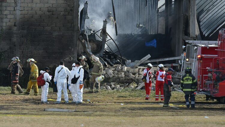 Meksika'da küçük uçak düştü: 7 ölü