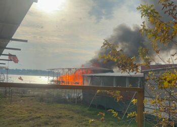 Menderes Adası'ndaki kaçak yapıların yıkımı başlatıldı