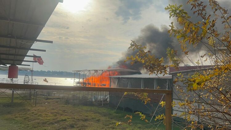 Menderes Adası'ndaki kaçak yapıların yıkımı başlatıldı