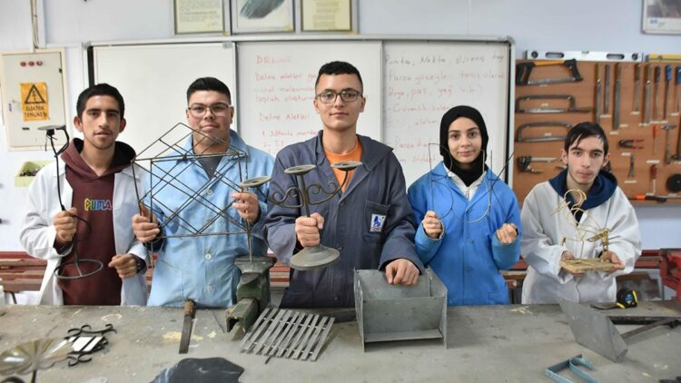 Metal, özel eğitim öğrencilerinin ellerinde şekilleniyor