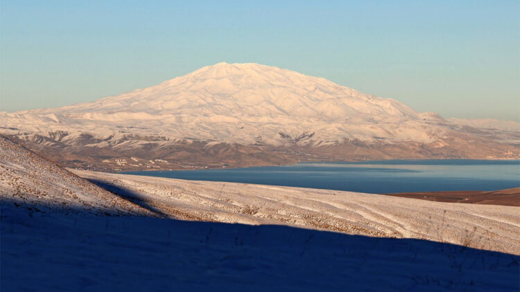 Süphan Dağı'ndaki kış güzelliği dron ile görüntülendi