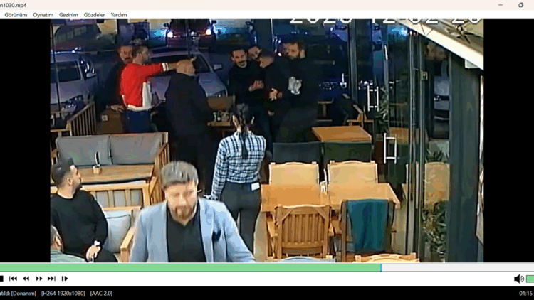 Nefes borusuna çay kaçan arkadaşını Heimlich manevrasıyla kurtardı