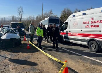 Nevşehir'de yolcu midibüsü ile otomobil çarpıştı: 11 yaralı