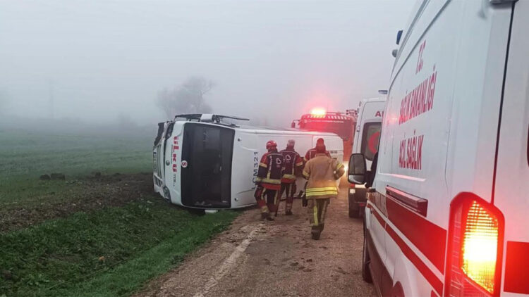 Bandırma'da lise öğrencilerini taşıyan servis midibüsü şarampole yuvarlandı