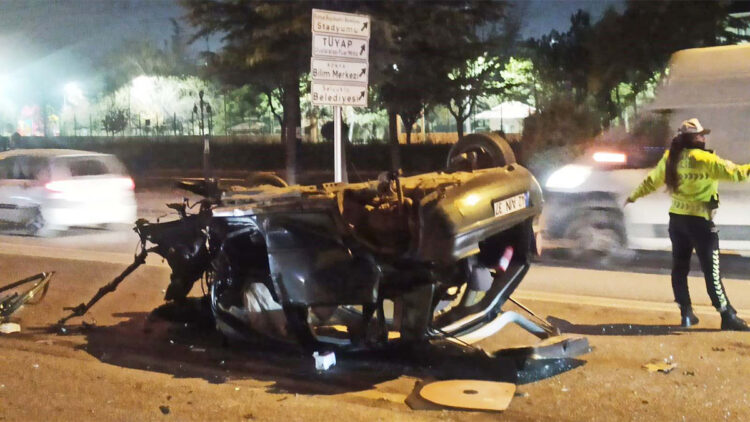 Konya'da otomobil refüjdeki ağaca çarpıp takla attı