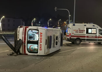 Otomobil ile çarpışan ambulans devrildi; 3 yaralı