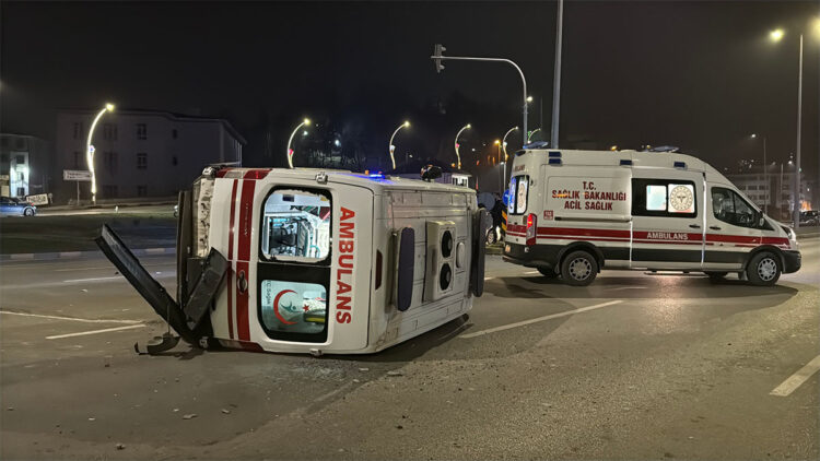 Otomobil ile çarpışan ambulans devrildi; 3 yaralı