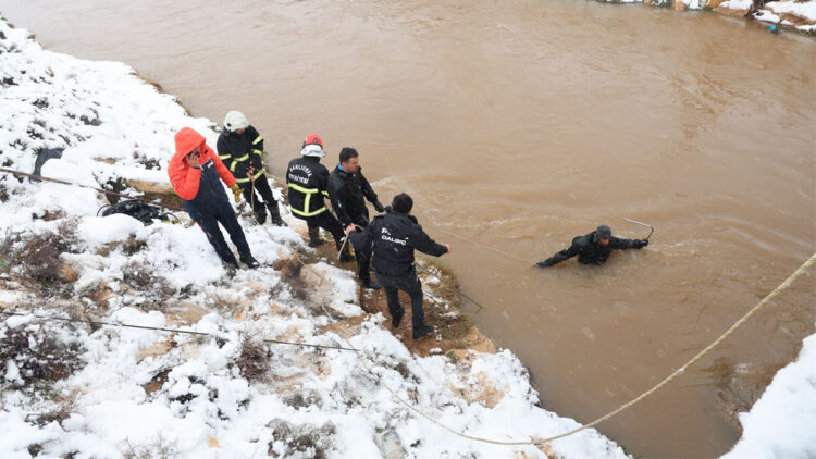Otomobil sulama kanalına uçtu; baba ve 3 çocuğu aranıyor