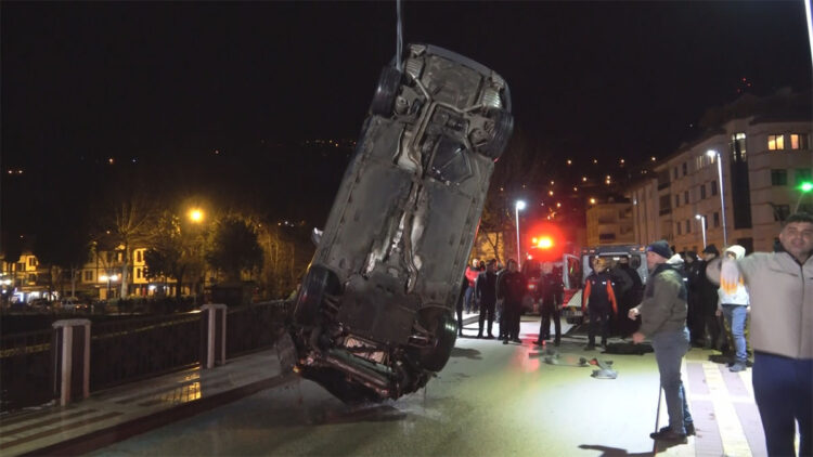Yeşilırmak Nehri'ne uçan otomobilin sürücüsü öldü