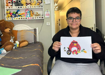 Özel gereksinimli Atakan karikatürleri okulun duvarlarına çiziyor