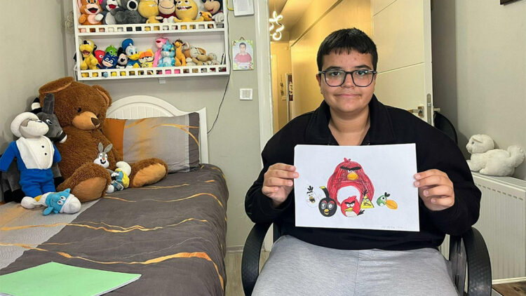 Özel gereksinimli Atakan karikatürleri okulun duvarlarına çiziyor