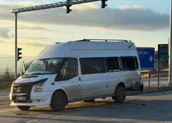 Öğrenci servis minibüsü ile otomobil çarpıştı: 9 yaralı