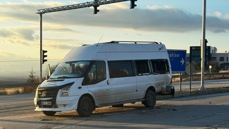 Öğrenci servis minibüsü ile otomobil çarpıştı: 9 yaralı