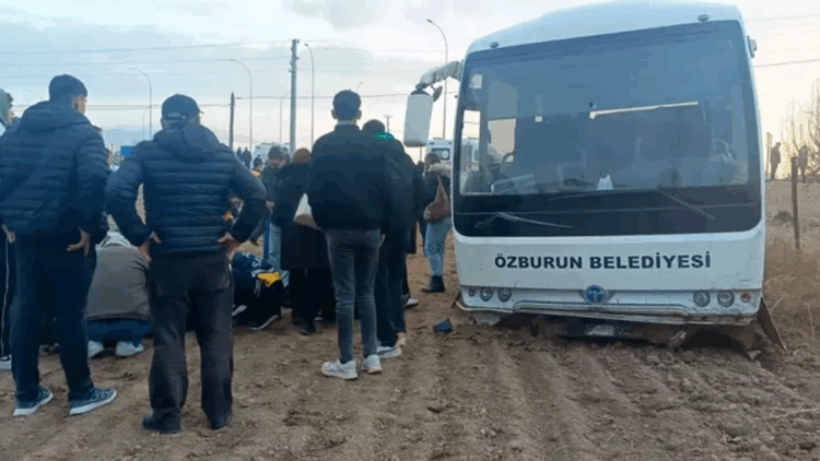 Öğrenci servisi kaza yaptı: 20 yaralı