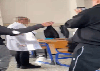 Öğrencilerin alay ettiği öğretmene velilerden destek